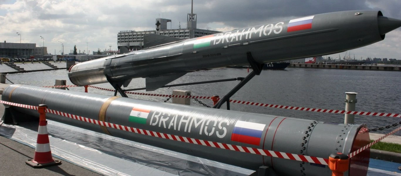 Brahmos: Βίντεο από την υποβρύχια εκτόξευση του υπερηχητικού βλήματος του ινδικού Ναυτικού